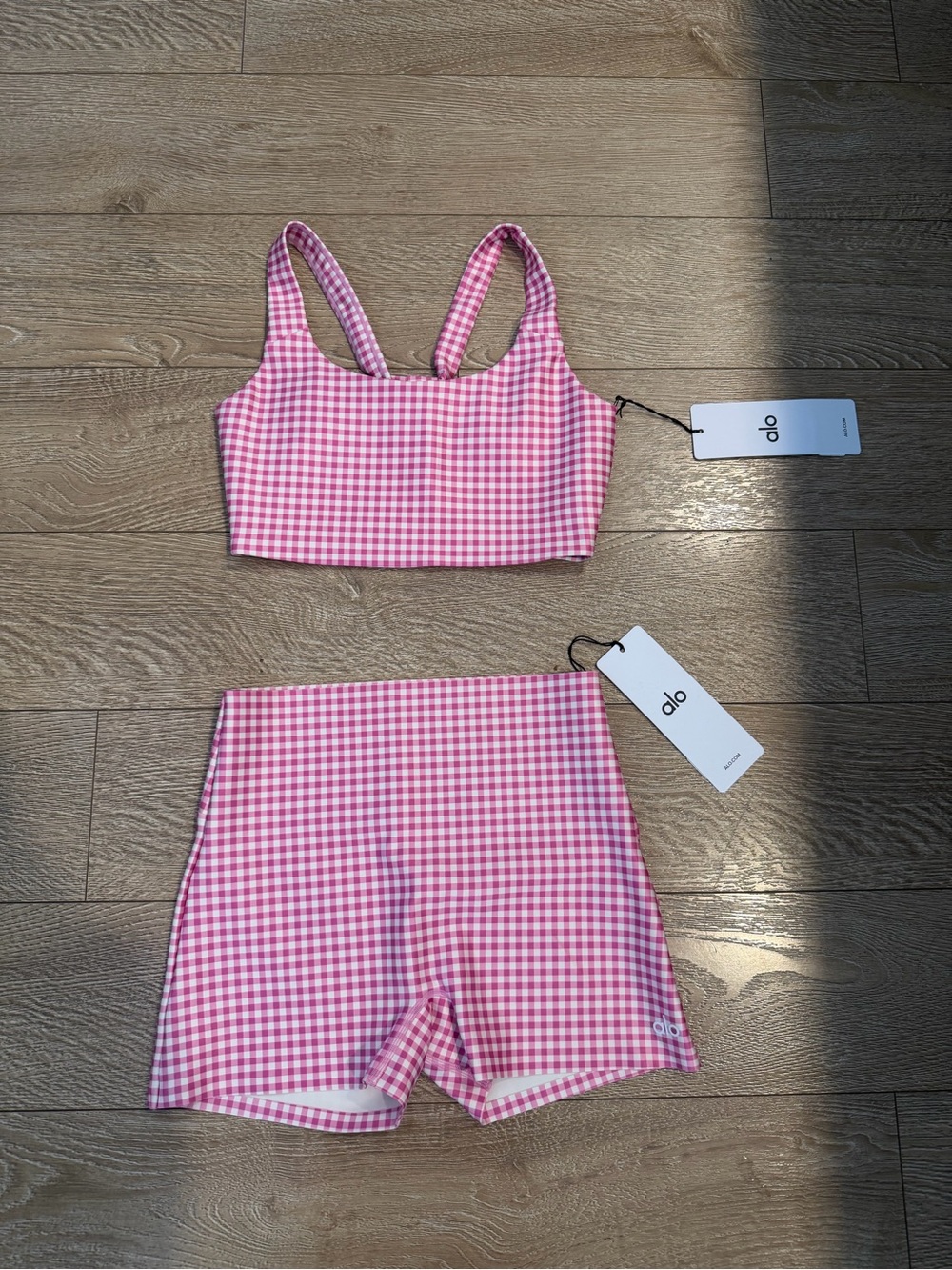 Alo Yoga Small Gingham Pink Bra & Biker Short Set. 💕⚡️